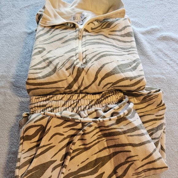 2-Piece. So Cute!! Oli Viv Tiger Print Hoody/Shorts Set. Size 2X - Picture 6 of 6